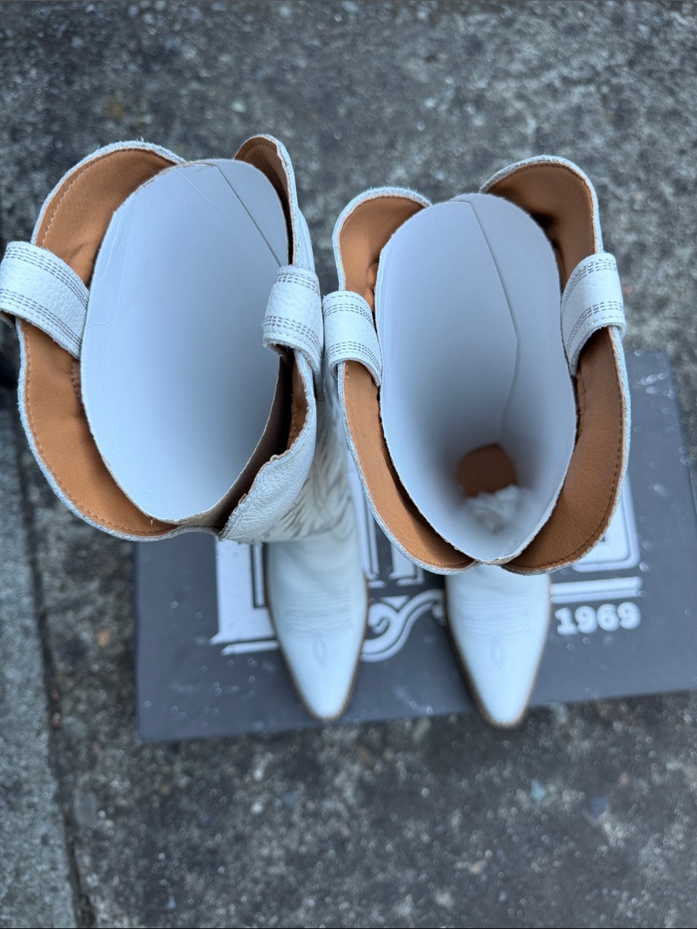 dingo White Western Knee-High Leather Boots with Stacked Heel and Stitching - Picture 5 of 8